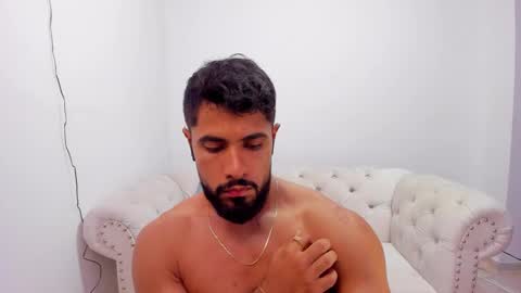 Snapshot of santiago_huntt chatting on December 12, 11:47 pm santiago_huntt online show from December 12, 11:47 pm