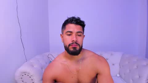 Snapshot of santiago_huntt chatting on December 14, 12:44 pm santiago_huntt online show from December 14, 12:44 pm