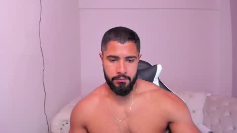 Snapshot of santiago_huntt chatting on February 18, 3:43 pm santiago_huntt online show from February 18, 3:43 pm