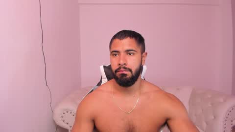 Snapshot of santiago_huntt chatting on February 25, 11:30 am santiago_huntt online show from February 25, 11:30 am