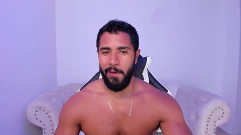 Snapshot of santiago_huntt chatting on October 17, 10:45 pm santiago_huntt online show from October 17, 10:45 pm