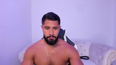 santiago_huntt online show from December 3, 12:36 pm