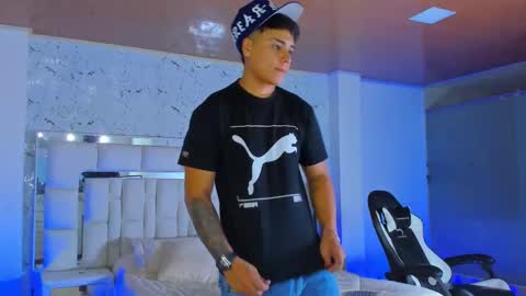 Snapshot of santiagoreyesft chatting on October 16, 1:50 am Santi Reyes online show from October 16, 1:50 am