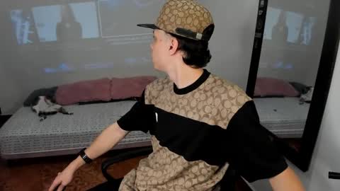 Julius Novachrono  online show from February 25, 5:39 am