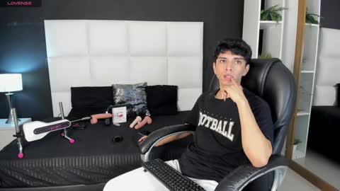 Santiago Carrington online show from December 5, 8:22 pm