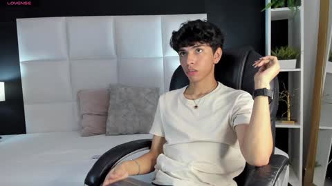 Santiago Carrington online show from December 20, 8:45 pm