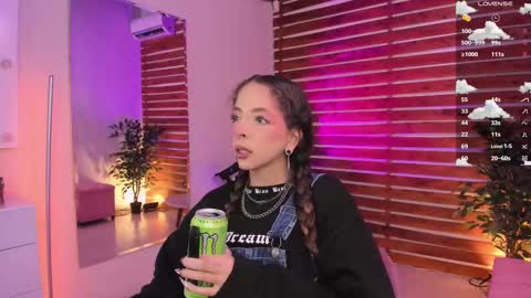 Snapshot of sapphire_venus chatting on November 19, 12:43 am Valerin online show from November 19, 12:43 am