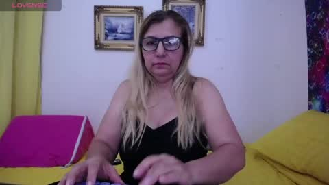 Snapshot of sara211 chatting on May 8, 1:00 am sara online show from May 8, 1:00 am