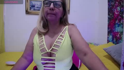 Snapshot of sara211 chatting on May 24, 2:44 pm sara online show from May 24, 2:44 pm