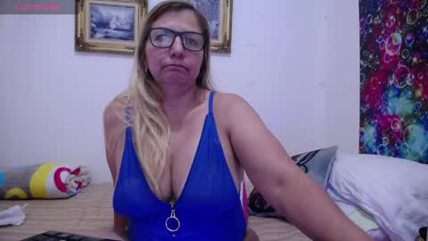 Snapshot of sara211 chatting on May 27, 4:04 pm sara online show from May 27, 4:04 pm