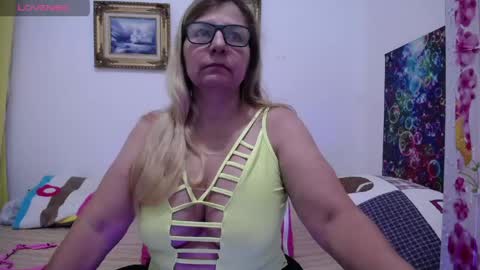Snapshot of sara211 chatting on June 2, 1:40 am sara online show from June 2, 1:40 am