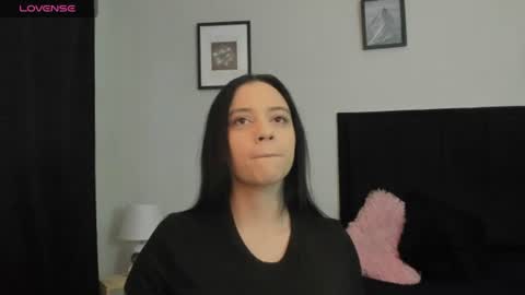 Snapshot of sara_b11 chatting on June 19, 6:01 pm sara_b11 online show from June 19, 6:01 pm