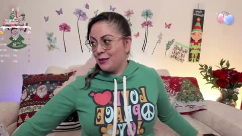 Snapshot of sara_crowe chatting on December 14, 6:13 am Sara Crowe online show from December 14, 6:13 am