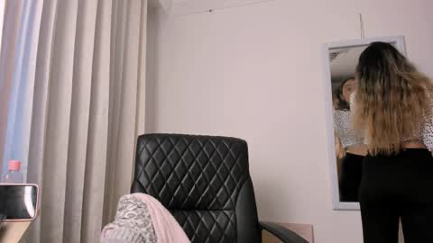 Snapshot of sara_kaii chatting on May 5, 10:18 pm sara_kaii online show from May 5, 10:18 pm