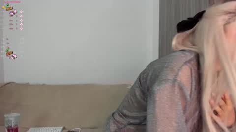 Snapshot of sara_kim_ chatting on January 25, 10:50 pm Sara new account give me thomb up Follow me help me reach 15k followers again online show from January 25, 10:50 pm