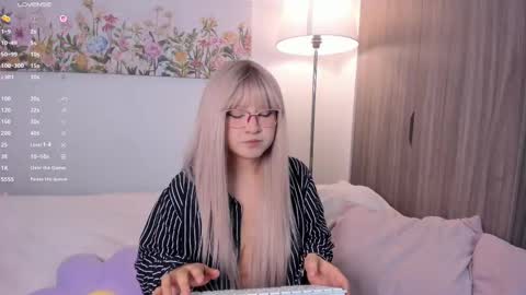 Snapshot of sara_kim_ chatting on September 13, 11:26 pm Sara new account give me thomb up Follow me help me reach 15k followers again online show from September 13, 11:26 pm