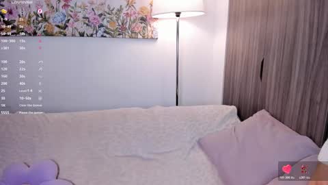 Snapshot of sara_kim_ chatting on November 9, 10:30 pm Sara new account give me thomb up Follow me help me reach 15k followers again online show from November 9, 10:30 pm