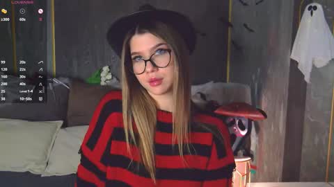 Sara online show from October 31, 5:03 pm