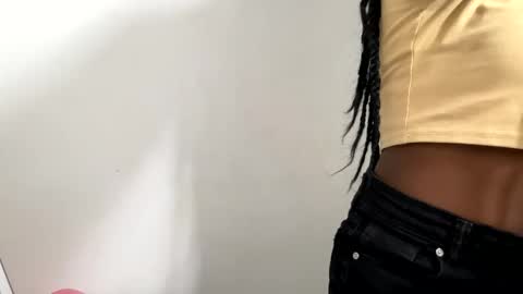 Snapshot of sara_muscle chatting on December 15, 10:47 pm Sara online show from December 15, 10:47 pm