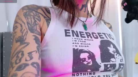 Snapshot of sara_queen9 chatting on December 3, 6:06 pm Sara online show from December 3, 6:06 pm