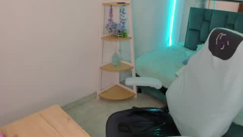 Snapshot of sara_red_x chatting on May 25, 3:12 am sara_red_x online show from May 25, 3:12 am
