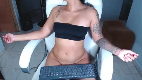 Snapshot of sara_y_rauw chatting on February 4, 3:00 am Sara online show from February 4, 3:00 am