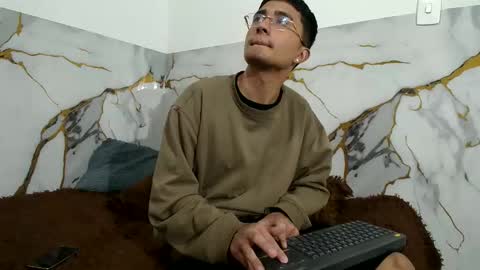 Snapshot of saraandthomas chatting on February 22, 7:08 am sara and thomas online show from February 22, 7:08 am