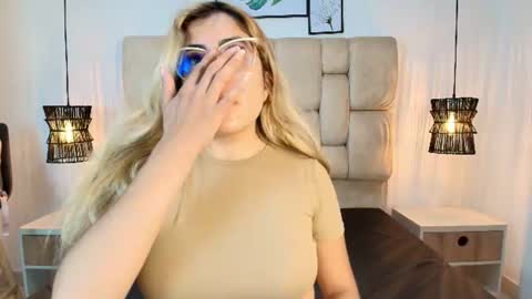 Snapshot of sarablonde_t chatting on June 19, 8:01 pm sarablonde_t online show from June 19, 8:01 pm