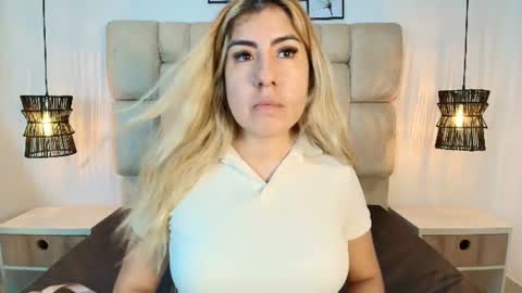 Snapshot of sarablonde_t chatting on June 24, 8:41 pm sarablonde_t online show from June 24, 8:41 pm
