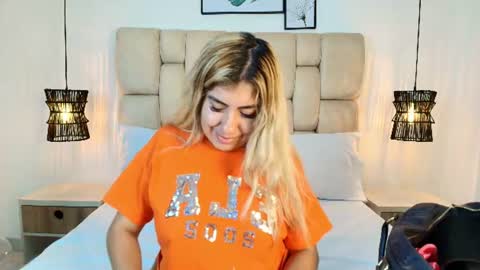 Snapshot of sarablonde_t chatting on July 1, 4:40 pm sarablonde_t online show from July 1, 4:40 pm