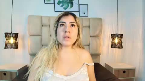 Snapshot of sarablonde_t chatting on July 24, 7:12 pm sarablonde_t online show from July 24, 7:12 pm