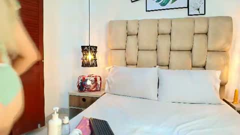Snapshot of sarablonde_t chatting on July 30, 8:08 pm sarablonde_t online show from July 30, 8:08 pm