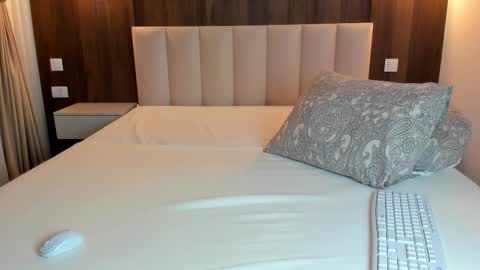 saradiamond01 online show from December 17, 9:04 am