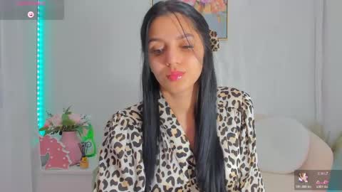 Snapshot of sarah_blake_ chatting on May 18, 8:42 am Sara online show from May 18, 8:42 am