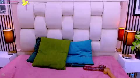 Snapshot of sarah_cream chatting on December 18, 1:33 am Sarah online show from December 18, 1:33 am