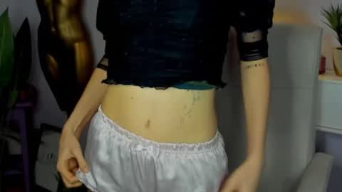 Snapshot of sarah_desire01 chatting on November 9, 10:46 am Sarah online show from November 9, 10:46 am