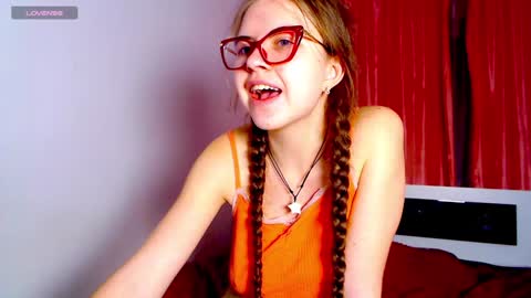 Snapshot of sarah_hs chatting on December 3, 6:49 pm Sarah online show from December 3, 6:49 pm