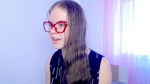 Snapshot of sarah_hs chatting on November 9, 4:11 am Sarah online show from November 9, 4:11 am