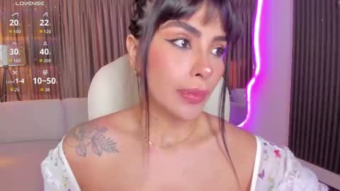 Snapshot of sarah_stonne_ chatting on June 28, 2:12 pm Sarah online show from June 28, 2:12 pm