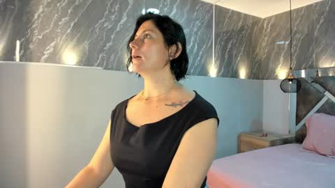 Snapshot of sarahdeyvis chatting on January 3, 1:58 pm Sarah Deyvis online show from January 3, 1:58 pm