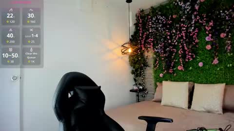 Sarah Deyvis online show from December 19, 2:46 pm