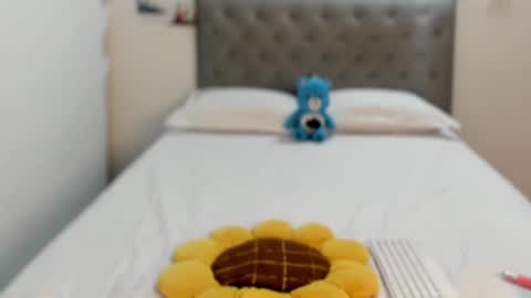 Snapshot of sarahgrant_ chatting on February 6, 2:44 am sarahgrant_ online show from February 6, 2:44 am