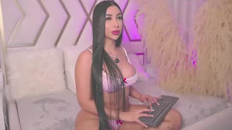 Snapshot of sarahgrey18 chatting on July 22, 11:57 am Sarah online show from July 22, 11:57 am