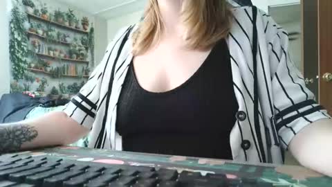 Snapshot of sarahpmummy chatting on May 21, 6:59 pm Sarah online show from May 21, 6:59 pm
