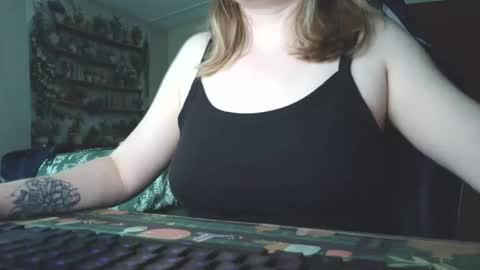 Snapshot of sarahpmummy chatting on May 22, 8:25 pm Sarah online show from May 22, 8:25 pm