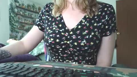 Snapshot of sarahpmummy chatting on May 27, 8:50 pm Sarah online show from May 27, 8:50 pm