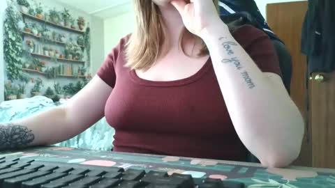 Snapshot of sarahpmummy chatting on June 3, 8:14 pm Sarah online show from June 3, 8:14 pm