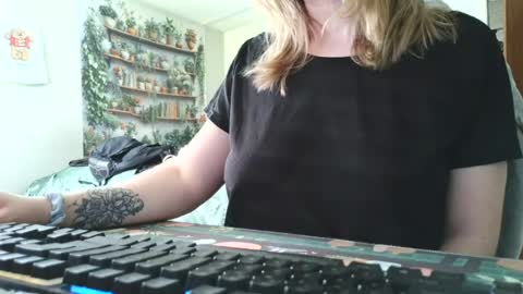 Snapshot of sarahpmummy chatting on June 24, 8:19 pm Sarah online show from June 24, 8:19 pm