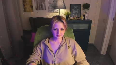 Snapshot of sarahshelby chatting on June 5, 9:20 pm Sarah online show from June 5, 9:20 pm