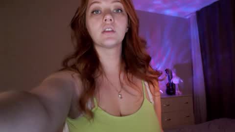 Snapshot of sarahsweetie_ chatting on December 24, 3:58 pm Sarah online show from December 24, 3:58 pm